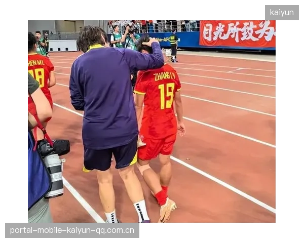 篮球教练跳脚怒骂——赛场背后的激情与智慧
