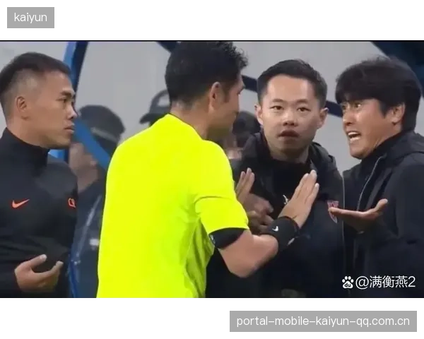 足球场上的无语瞬间：当运动员冲裁判大喊之后